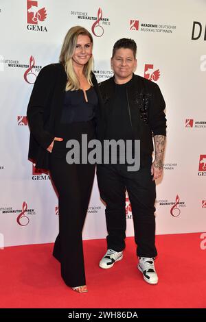 15. Deutscher Musikautor/innenpreis Kerstin Ott mit Ehefrau Karolina Köppen Ankunft zur Verleihung des 15. Deutscher Musikautor/innenpreis im Hotel Ritz in Berlin, am 08.02.2024 *** 15 Deutscher Musikautorenpreis Kerstin Ott mit Ehefrau Karolina Köppen Ankunft bei der Verleihung des 15 Deutschen Musikautorenpreises im Hotel Ritz in Berlin, am 08 02 2024 Photopress Müller Stockfoto