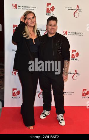 15. Deutscher Musikautor/innenpreis Kerstin Ott mit Ehefrau Karolina Köppen Ankunft zur Verleihung des 15. Deutscher Musikautor/innenpreis im Hotel Ritz in Berlin, am 08.02.2024 *** 15 Deutscher Musikautorenpreis Kerstin Ott mit Ehefrau Karolina Köppen Ankunft bei der Verleihung des 15 Deutschen Musikautorenpreises im Hotel Ritz in Berlin, am 08 02 2024 Photopress Müller Stockfoto