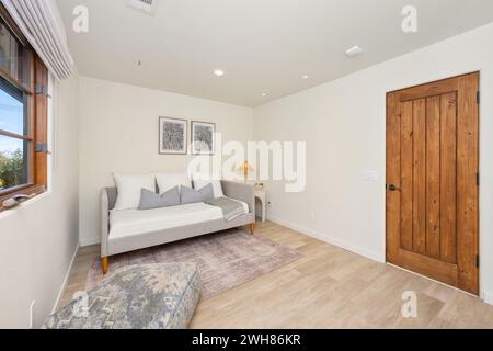 Gemütliches Wohnzimmer mit stilvoller Couch und großem Fenster Stockfoto