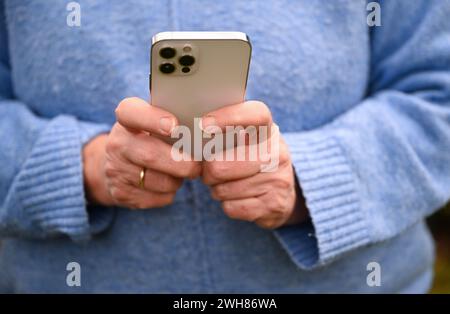 Stuttgart, Deutschland. Februar 2024. Eine Frau tippt auf ihrem Smartphone. Quelle: Bernd Weißbrod/dpa/Alamy Live News Stockfoto