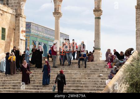 Hof der Aqsa Moschee am Freitag. Al-Aqsa Moschee Gelände an einem Freitag im Ramadan. Jerusalem, Palästina: 22. April 2022. Stockfoto