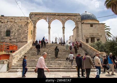 Hof der Aqsa Moschee am Freitag. Al-Aqsa Moschee Gelände an einem Freitag im Ramadan. Jerusalem, Palästina: 22. April 2022. Stockfoto