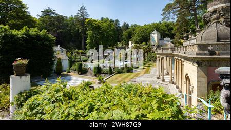 Portmeirion, Minffordd, Gwynedd, Wales, 13, Juni 2023, Portmeirion Village Town Square und Schachbrett, Nordwales Stockfoto