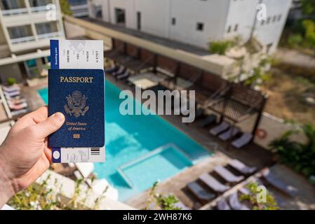 Mann mit USA-Pass und Flugticket. Stockfoto