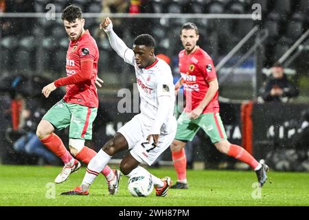 Oostende, Belgien. Februar 2024. Brent Laes aus Oostende und Mandela Keita aus Antwerpen wurden während eines Fußballspiels zwischen KV Oostende (1b) und Royal Antwerp FC am Donnerstag, den 08. Februar 2024 in Antwerpen, dem ersten Halbfinalspiel des Croky Cup, in Aktion gezeigt. BELGA FOTO TOM GOYVAERTS Credit: Belga Nachrichtenagentur/Alamy Live News Stockfoto