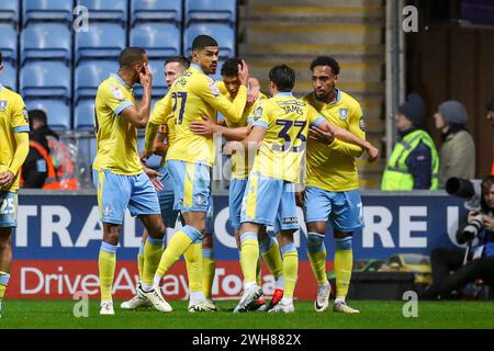 Coventry, Großbritannien. Februar 2024. Sheffield Wednesday Stürmer Bailey-Tye Cadamarteri (42) erzielt ein TOR 1-1 und feiert mit Sheffield Wednesday Stürmer Ashley Fletcher (27) Sheffield Wednesday Defender Reece James (33) Sheffield Wednesday Stürmer Mallik Wilks (7) während des Coventry City FC gegen Sheffield Wednesday FC Emirates FA Cup 4. Runde Replay im Coventry Building Society Arena, Coventry, England, Vereinigtes Königreich am 6. Februar 2024 Credit: Every Second Media/Alamy Live News Stockfoto