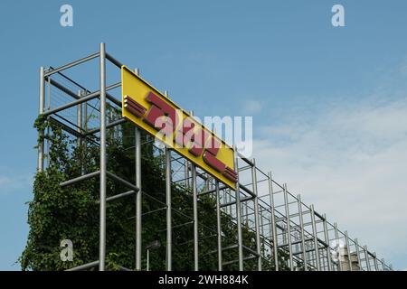 Prag, CZ -26.08.2023: Das DHL-Logo am Hauptsitz der Tschechischen Republik. Technology Concept Corporation. EDITORIAL Stockfoto