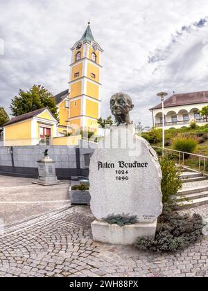 Anton Bruckner Monument Und Pfarrkirche Für St. Valentin In Ansfelden, Oberösterreich, Österreich Stockfoto