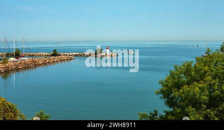 Malerischer Blick auf den Leuchtturm. Port Dalhousie Marina. St. Catharines, Ontario, Kanada in der Region Niagara am Ufer des Ontario-Sees. Stockfoto