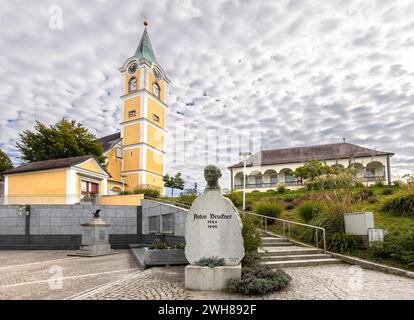 Anton Bruckner Monument Und Pfarrkirche Für St. Valentin In Ansfelden, Oberösterreich, Österreich Stockfoto