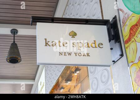 Nahaufnahme des Logoschildes von Kate Spade New York in ihrem Geschäft in einem Einkaufszentrum in Waikiki, Hawaii. Stockfoto