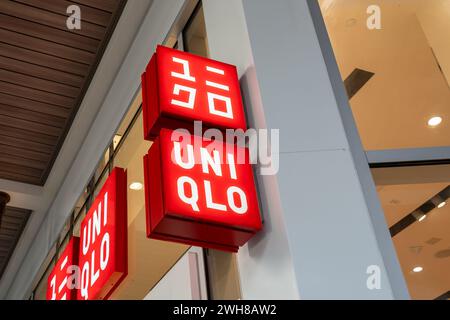 Nahaufnahme des Uniqlo Logozeichens in ihrem Geschäft in einem Einkaufszentrum in Waikiki, Hawaii. Stockfoto