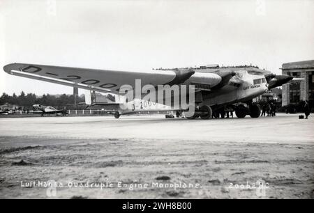 Croydon, London. 1935. Eine alte Fotopostkarte mit dem Titel „Luft-Hansa Quadruple Engine Monoplane“, die das Lufthansa-Riesenflugzeug Junkers G.38 Passagierflugzeug „D-2000“ während seines ersten Besuchs auf dem Croydon-Flugplatz im Juni 1931 nach einem Probeflug von Berlin aus zeigt. D-2000 war der ursprüngliche G.38-Prototyp, der am 6. November 1929 erstmals flog. Mitte 1932 wurde die Registrierung von D-2000 in D-AZUR geändert und 1936 wurde dieses Flugzeug nach einem Absturz in Dessau während eines Testfluges nach der Wartung abgeschrieben. Die G.38 war das größte Landflugzeug der Welt. Stockfoto