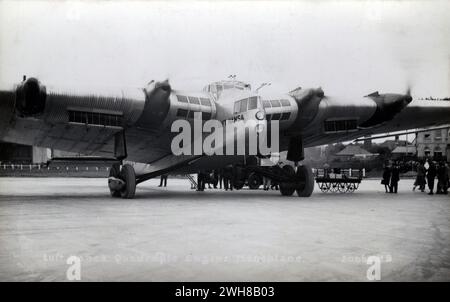 Croydon, London. 1935. Eine alte Fotopostkarte mit dem Titel „Luft-Hansa Quadruple Engine Monoplane“, die das Lufthansa-Riesenflugzeug Junkers G.38 Passagierflugzeug „D-2000“ während seines ersten Besuchs auf dem Croydon-Flugplatz im Juni 1931 nach einem Probeflug von Berlin aus zeigt. D-2000 war der ursprüngliche G.38-Prototyp, der am 6. November 1929 erstmals flog. Mitte 1932 wurde die Registrierung von D-2000 in D-AZUR geändert und 1936 wurde dieses Flugzeug nach einem Absturz in Dessau während eines Testfluges nach der Wartung abgeschrieben. In seinen frühen Jahren war die G.38 das größte Landflugzeug der Welt. Stockfoto