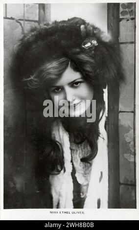 England. Ca. 1910. Eine antike echte Fotopostkarte, die die britische Schauspielerin Miss Ethel Oliver (1892–1946) zeigt. Stockfoto