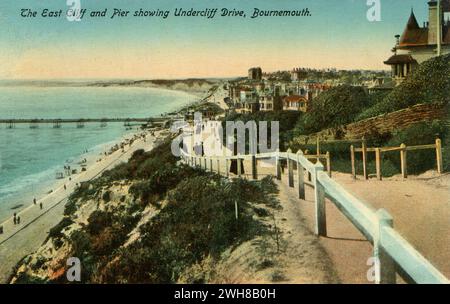 Dorset, England. Ca. 1915. Eine antike Postkarte mit dem Titel „The East Cliff and Pier Showing Undercliff Drive, Bournemouth“, die einen Blick auf die Küste von Bournemouth vom East Cliff aus zeigt. Stockfoto