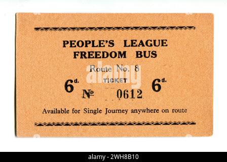 London. 1958 – Ein Ticket, das speziell für eine Einzelfahrt mit dem People’s League Freedom Bus hergestellt wurde. Während des Londoner Busstreiks, der vom 5. Mai bis 20. Juni 1958 dauerte, erlangte eine rechtsgerichtete Organisation namens „The People’s League for the Defence of Freedom“ die Erlaubnis, auf 22 Strecken rund um London einen beschränkten Busverkehr zu betreiben. Dieses Beispiel wurde für die Route Nr. 8 herausgegeben, die von Woolwich nach Chislehurst führte. Stockfoto