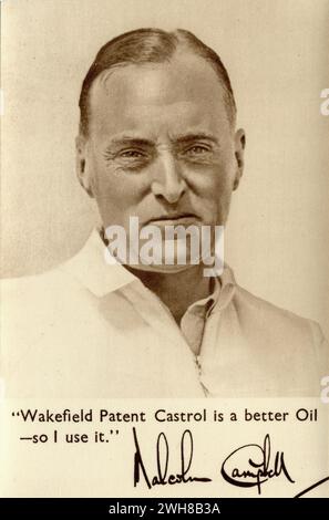 1930er Jahre Eine Werbepostkarte, die den britischen Rennfahrer, Automobiljournalisten und Weltrekordhalter für Land- und Wassergeschwindigkeit, Major Sir Malcolm Campbell MBE, zeigt. Die Postkarte wirbt für Wakefield Castrol Oil und zeigt ein Porträt von Campbell sowie seine Unterschrift und ein Zitat: „Wakefield Patent Castrol, is a Better Oil – so benutze ich es“. Stockfoto