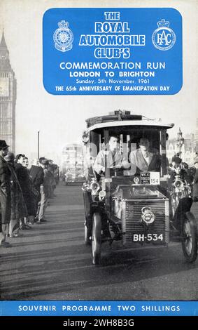 1961 – das Cover des Souvenir-Programms, das am Sonntag, den 5. November 1961, veröffentlicht wurde, um den London to Brighton Commemoration Run for Veteran Cars des Royal Automobile Clubs zu begleiten. Das Cover zeigt ein weißes Dampfauto „Model C“ aus dem Jahr 1903, das über die Westminster Bridge fährt. Der London to Brighton Veteran Car Run ist das am längsten laufende Autorennen der Welt und das größte Treffen von Veteranen. Er wird jährlich anlässlich des „Emancipation Run“ von 1896 veranstaltet, bei dem die Einführung des Locomotives on Highways Act 1896 gefeiert wurde, der das Kraftfahrzeugrecht im Vereinigten Königreich liberalisiert. Stockfoto