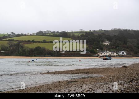 East Portlemouth aus der Nähe von Whitestrand, Salcombe, bei Ebbe mit Kieselstrand im Vordergrund und East Portlemouth Beach im Hintergrund Stockfoto