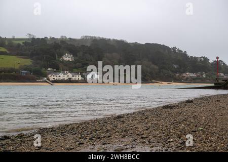 East Portlemouth Beach von Salcombe, nahe Whitestrand, bei Ebbe mit Kieselstrand im Vordergrund und Fährjettys auf beiden Seiten sichtbar. Stockfoto