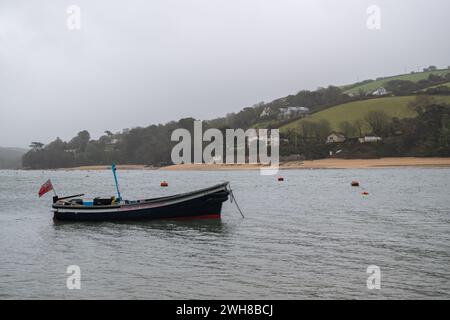 Fähre von Salcombe nach East Portlemouth vor Anker in der Salcombe Mündung, aufgenommen vom Strand in der Nähe von Whiestrand mit Ditch End und East Portlemouth Beach dahinter. Stockfoto