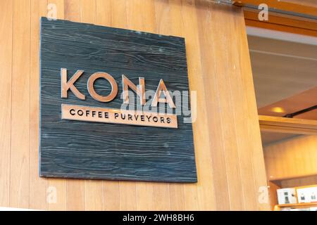 Nahaufnahme des Schildes der Kona Coffee-Anbieter an der Wand im International Market Place, Honolulu, HI, USA. Stockfoto