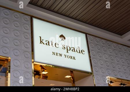 Nahaufnahme des Kate Spade New York Logozeichens in ihrem Geschäft in einem Einkaufszentrum in Waikiki, Hawaii. Stockfoto