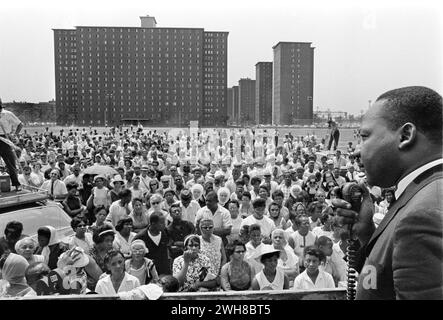 Dr. King sprach mit der Menge während eines friedlichen Bürgerrechtsprotests in den 1960er Jahren in Chicago Stockfoto