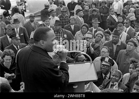 Dr. King sprach mit der Menge während eines friedlichen Bürgerrechtsprotests in den 1960er Jahren in Chicago Stockfoto