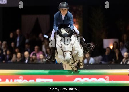 Bordeaux, Frankreich - 4. Februar 2024. Zascha Nygaard Lill aus Dänemark tritt beim Audi Grand Prix im Jumping International Bordeaux an. Stockfoto