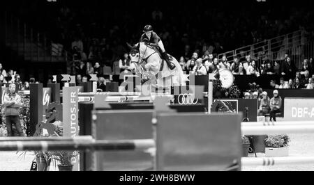 Bordeaux, Frankreich - 4. Februar 2024. Zascha Nygaard Lill aus Dänemark tritt beim Audi Grand Prix im Jumping International Bordeaux an. Stockfoto