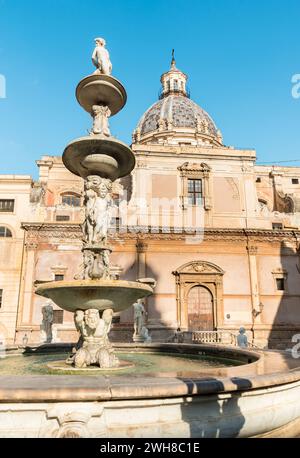 Blick auf die Kirche der Heiligen Katharina mit der Marmorstatue des Pretoria-Brunnens voraus, Palermo, Sizilien, Italien Stockfoto