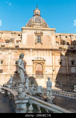 Blick auf die Kirche der Heiligen Katharina mit der Marmorstatue des Pretoria-Brunnens voraus, Palermo, Sizilien, Italien Stockfoto