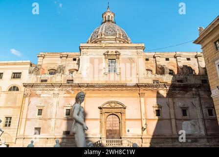 Blick auf die Kirche der Heiligen Katharina mit der Marmorstatue des Pretoria-Brunnens voraus, Palermo, Sizilien, Italien Stockfoto