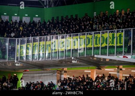 Groningen, Niederlande. Februar 2024. GRONINGEN, NIEDERLANDE - 8. FEBRUAR: Fan Banner mit Text Sittard op Rooftocht beim TOTO KNVB Cup Quarter Final Spiel zwischen FC Groningen und Fortuna Sittard in Euroborg am 8. Februar 2024 in Groningen, Niederlande. (Foto: Pieter van der Woude/Orange Pictures) Credit: Orange Pics BV/Alamy Live News Stockfoto