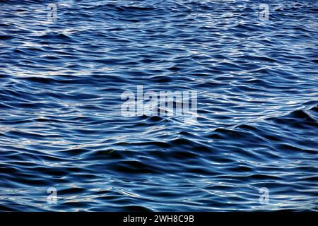 Abstrakte Darstellung der blauen und rauen Wellenoberfläche der Tiefsee Stockfoto