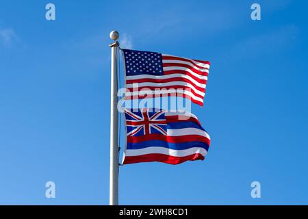 Flagge der Vereinigten Staaten und Flagge von Hawaii mit blauem Himmel Hintergrund. Stockfoto