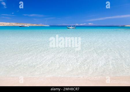 Traumhafter Sandstrand mit kristallklarem türkisfarbenem Wasser auf der Insel Koufonisi, den Kykladen, Griechenland, Europa. Stockfoto