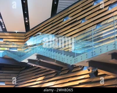 Blick auf das Innere des V&A Museums in Dundee, mit einer schwimmenden Treppe im Hauptatrium, entworfen von Kengo Kuma Architekten. Stockfoto
