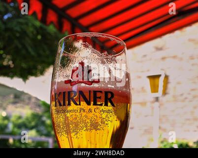 Bier Glas von der berühmten Privatbrauerei in Deutschland. Kirner Bier. Nahaufnahme. Stockfoto