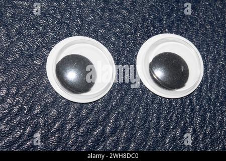 Ein lustiges Wiggle Google Eyes on Fabric dumm Hintergrund Stockfoto