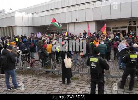 Berlin, Solidaritätskundgebung an der FU GER, Berlin,20240208,Berlin, Solidaritätskundgebung an der FU in Dahlem, gegen den Gazakrieg *** Berlin, Solidaritätskundgebung an der FU GER, Berlin,20240208,Berlin, Solidaritätskundgebung an der FU in Dahlem, gegen den Gaza-Krieg Stockfoto