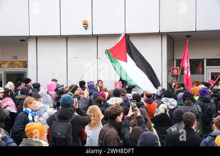 Berlin, Solidaritätskundgebung an der FU GER, Berlin,20240208,Berlin, Solidaritätskundgebung an der FU in Dahlem, gegen den Gazakrieg *** Berlin, Solidaritätskundgebung an der FU GER, Berlin,20240208,Berlin, Solidaritätskundgebung an der FU in Dahlem, gegen den Gaza-Krieg Stockfoto