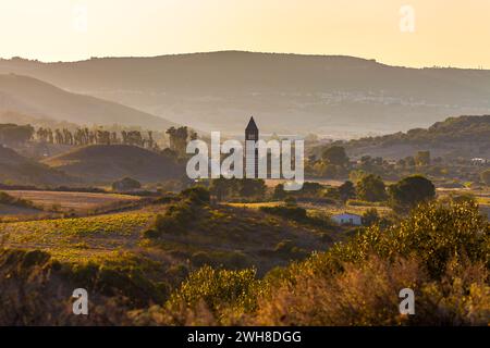 Abendlicher Blick auf den Glockenturm der Santissima Trinita di Saccargia Kirche in der Landschaft von Logoduro, Codrongianos, Sardinien Stockfoto