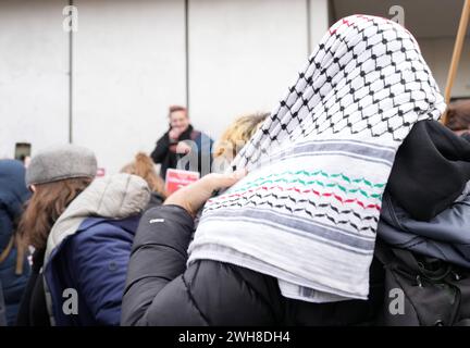 Berlin, Solidaritätskundgebung an der FU GER, Berlin,20240208,Berlin, Solidaritätskundgebung an der FU in Dahlem, gegen den Gazakrieg *** Berlin, Solidaritätskundgebung an der FU GER, Berlin,20240208,Berlin, Solidaritätskundgebung an der FU in Dahlem, gegen den Gaza-Krieg Stockfoto