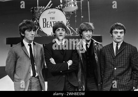 Amsterdam, Niederlande. Juni 1964. Fernsehaufführung der Beatles in Treslong te Hillegom. George Harrison, Paul McCartney, John Lennon und Jimmie Nicol als Ersatz für Ringo Stockfoto