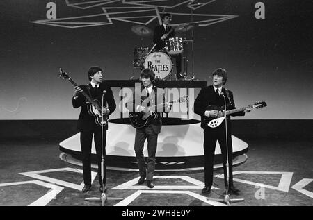 Amsterdam, Niederlande. Juni 1964. Fernsehaufführung der Beatles in Treslong te Hillegom. George Harrison, Paul McCartney, John Lennon und Jimmie Nicol als Ersatz für Ringo Stockfoto