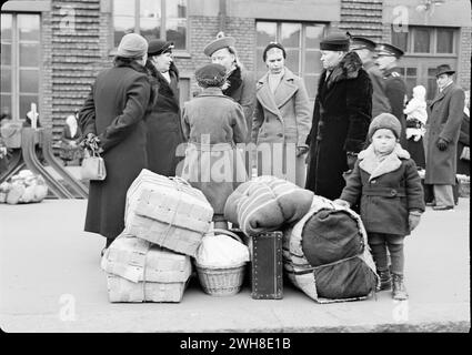 Oktober 1939. Helsinki, Finnland. Bewohner von Helsinki warten auf Evakuierungsfahrten am Bahnhof. Familie mit Besitztümern, die auf die Evakuierung warten, während der zweite Weltkrieg das Gebiet erreicht. Stockfoto