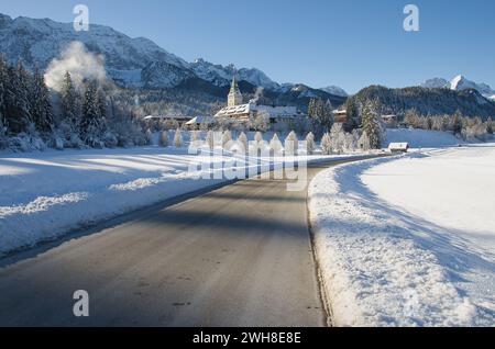 Schloss Elmau, ein Nationaldenkmal zwischen Garmisch-Partenkirchen und Mittenwald in einem Heiligtum der Bayerischen Alpen. Stockfoto